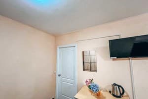 Возле метро Вокзальная на ул. Богдановская 12